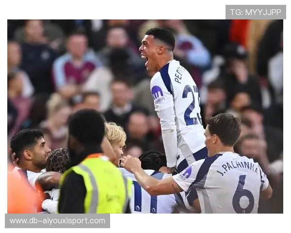 热刺角球混战制造险情，罗梅罗补射没能踢正